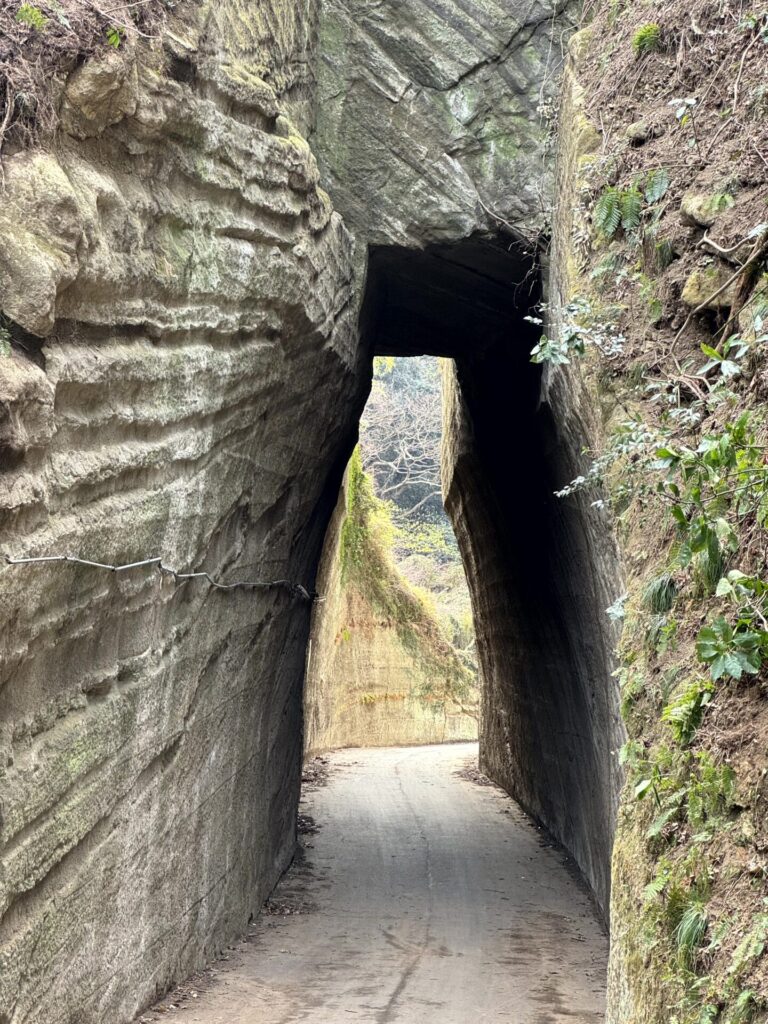 燈籠坂大師の切通しトンネル 